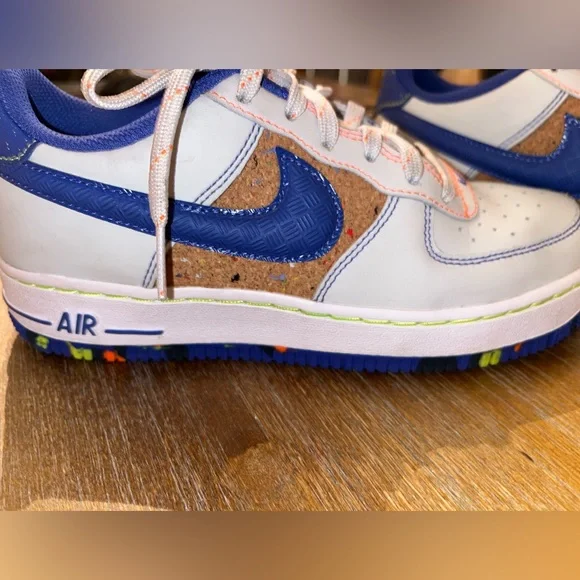 Nike Big Kids Air Force 1 LV8. Very lightly used. Size 4Y. Retail $105 - Picture 12 of 16
